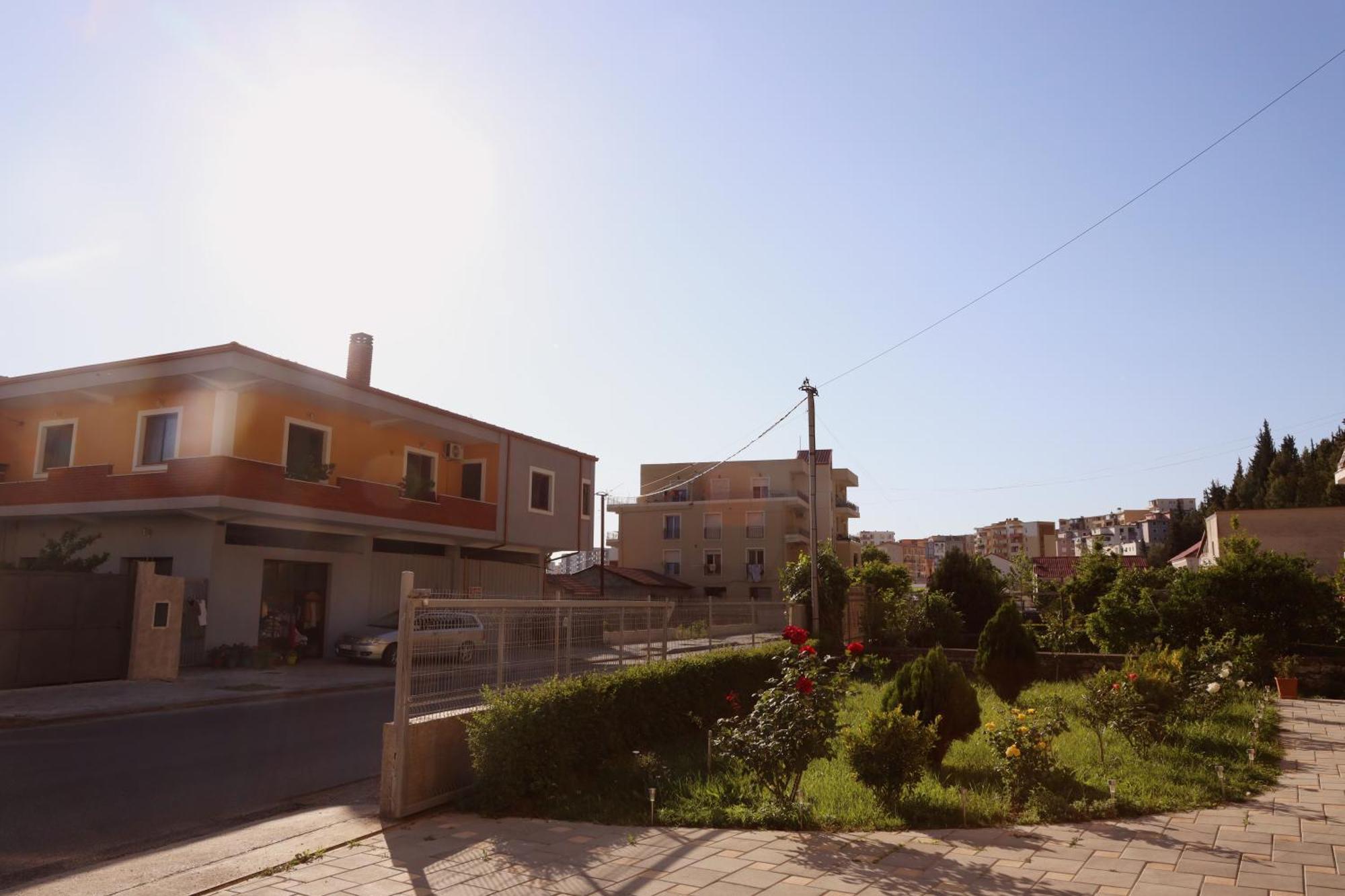 Rajmonda Apartment Lezhe Bagian luar foto