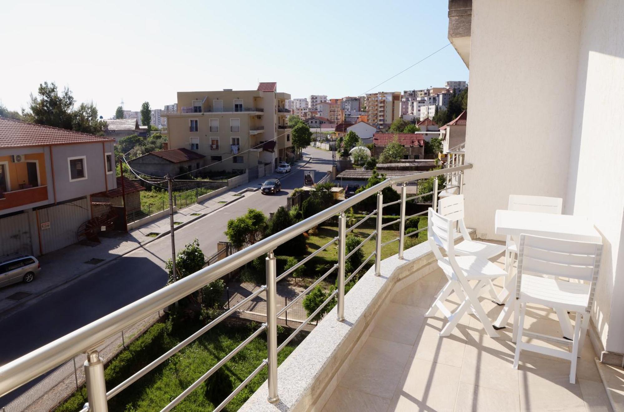 Rajmonda Apartment Lezhe Bagian luar foto